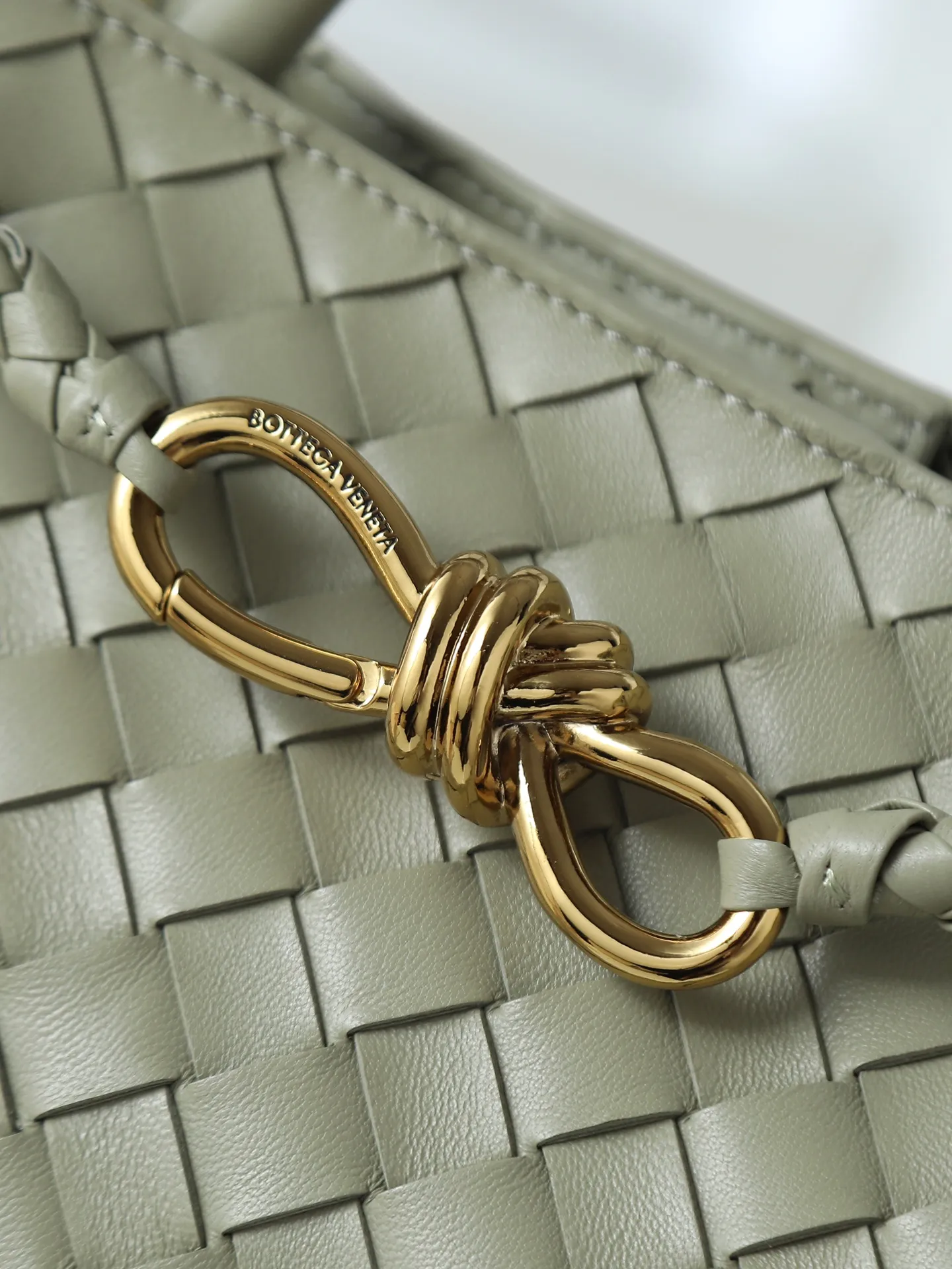 1300. Andiamo is shipping‼ ️Really popular🔥The new Andiamo woven handbag launched by Bottega Veneta this season is really popular all over the world! ! Celebrities at home and abroad have worn it, and Oscar-winning actress Michelle Yeoh has taken it out on the street. Song Jia, Trai Yala, Yu Feihong, Sanji Ayaka, Rosie Hunting-Whiteley, Yoshioka Riho, etc. have all worn this bag. It is classic and versatile and shows off your temperament, and the bag capacity is also large, which is very convenient for daily commuting! ! A variety of carrying methods, the shoulder straps can be adjusted by yourself, the original lambskin feels soft and delicate, and the unisex style breaks the gender boundaries and brings a more practical and long-lasting use experience. Andiamo, which has both elegant and casual styles, perfectly interprets the true appearance of "fashionable old money style". Style number: 766014 Size: 25*22*10.5cm